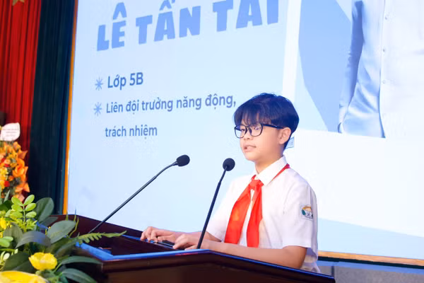 Em Lê Tấn Tài - học sinh Trường Tiểu học Trần Quốc Toản phát biểu tri ân tại buổi lễ.