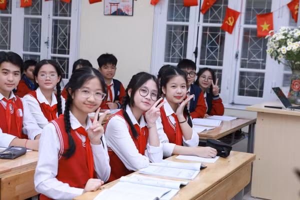 Học sinh lớp 9, Trường THCS Chương Dương, Hà Nội trong giờ học Ngữ văn trên lớp. Ảnh: Đình Tuệ.