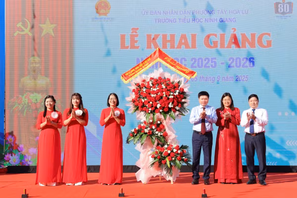 Ông Trương Quốc Huy (thứ 3 từ phải sang) - Bí thư Tỉnh ủy Ninh Bình; bà Hà Lan Anh (thứ hai từ phải qua) - Phó Chủ tịch UBND tỉnh Ninh Bình; ông Nguyễn Tiến Dũng (bìa phải) - Giám đốc Sở GD&ĐT Ninh Bình dự lễ khai giảng năm học mới 2025-2026 tại Trường Tiểu học Ninh Giang, phường Tây Hoa Lư sáng 5/9. Ảnh: Sở GD&ĐT Ninh Bình.