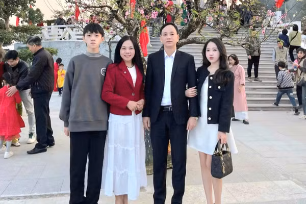 Hà Thành (trái) cùng bố mẹ và chị gái Hà Linh. Ảnh: NVCC.