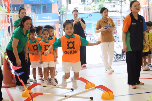 Tại ngày hội, trẻ được tham gia nhiều trò chơi vận động đòi hỏi sự nhanh nhạy, khéo léo.