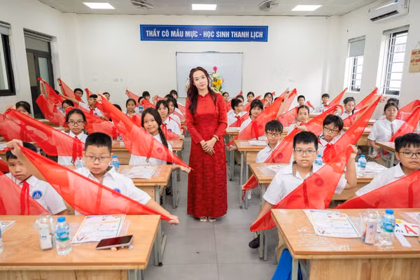Cô giáo và học trò lớp 6, Trường THCS Nguyễn Trường Tộ chào đón năm học mới 2026-2027. 