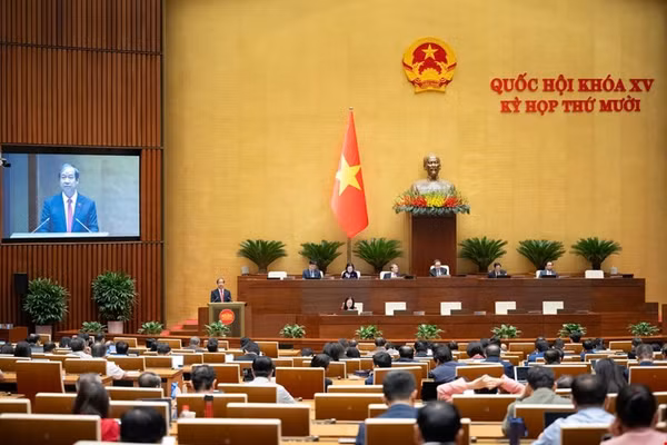 Bộ trưởng Bộ GD&ĐT Nguyễn Kim Sơn trình bày báo cáo sáng 10/12. Ảnh: Cổng TTĐT Quốc hội. 