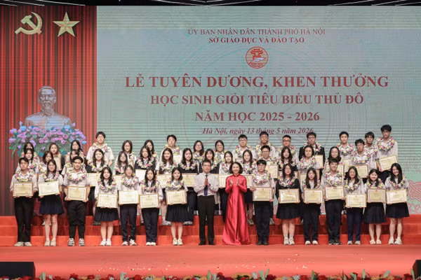 Lãnh đạo thành phố khen thưởng học sinh giỏi tiêu biểu Thủ đô năm học 2025-2026. 