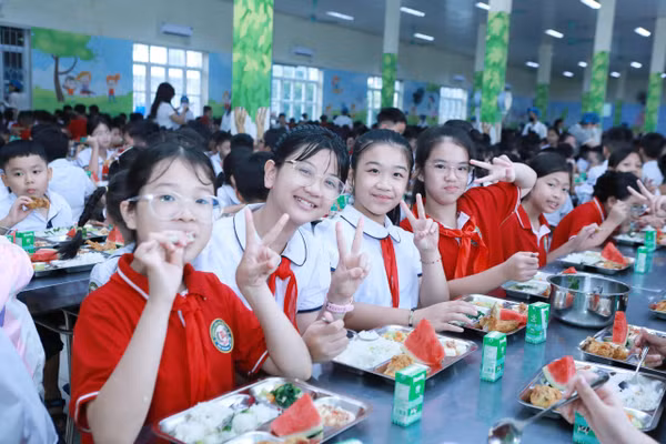 Chất lượng bữa ăn bán trú của học sinh luôn là ưu tiên hàng đầu của các nhà trường. Ảnh: ĐÌnh Tuệ.