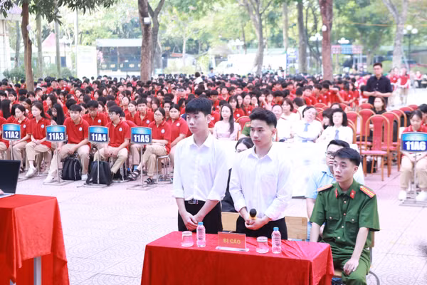 Buổi tuyên truyền được thực hiện dưới dạng một phiên tòa giả định. 