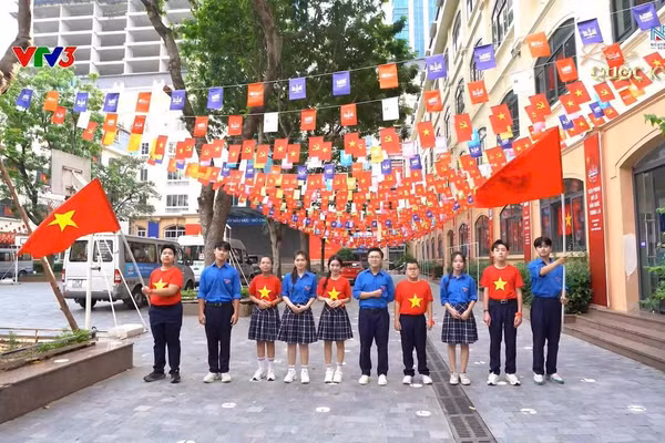 Các em học sinh Trường THCS&THPT Nguyễn Siêu cùng hòa ca bài hát "Tuổi trẻ thế hệ Bác Hồ" bằng 9 thứ tiếng để chào đón đại lễ 80 năm Quốc khánh. 