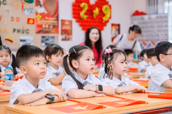 Học sinh Trường Tiểu học Yên Hòa, Hà Nội chào đón năm học mới 2026-2027. Ảnh: Đình Tuệ. 