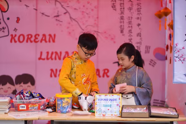 Học sinh Trường THCS Đống Đa trải nghiệm làm đồ handmade. 