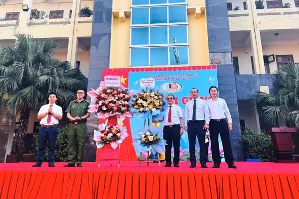 Đại diện các đơn vị, đối tác tặng hoa chúc mừng nhà trường nhân dịp khai giảng năm học mới 2025-2026.