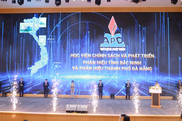 Các đại biểu thực hiện nghi thức bấm nút chính thức thành lập phân hiệu.