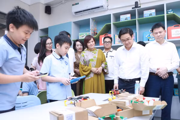 Việc xây dựng phòng STEM hiện đại góp phần giúp học sinh tăng cường trải nghiệm với công nghệ.