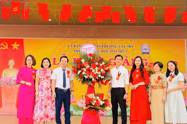 Ban đại diện cha mẹ học sinh tặng hoa chúc mừng Trường Tiểu học Đại Mỗ 3 (Tây Mỗ, Hà Nội) nhân dịp khai giảng năm học mới.
