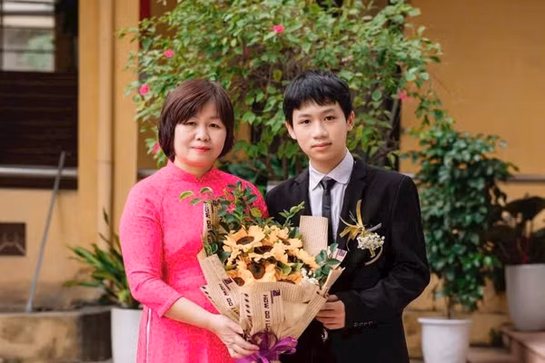 Trung chụp ảnh cùng cô Kim Dung - Hiệu trưởng Trường THCS Vân Canh (Sơn Đồng, Hà Nội). 