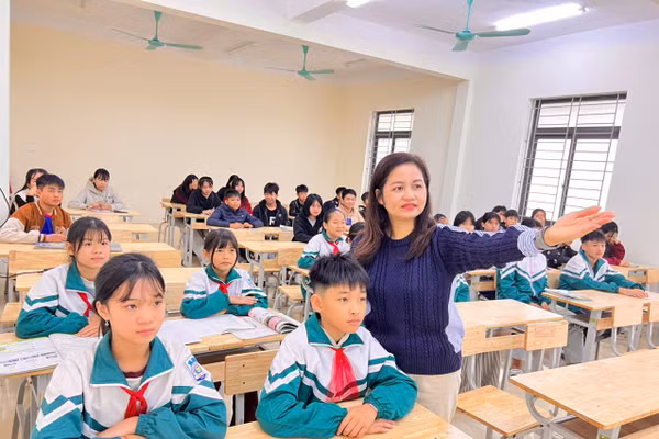 Cô và trò Trường Tiểu học và THCS Kim Bôi (xã Kim Bôi, Phú Thọ). Ảnh: NTCC.