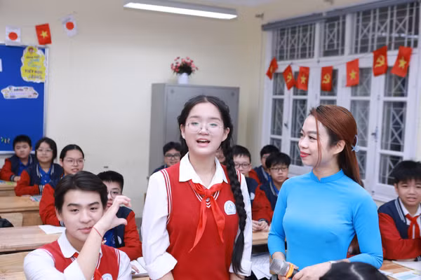 Cô và trò Trường THCS Chương Dương trong giờ học trên lớp. Ảnh: Đình Tuệ.
