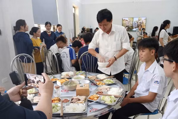 Hàng trăm suất cơm miễn phí được dành tặng thí sinh thi lớp 10 tại xã Ba Vì, Hà Nội. 