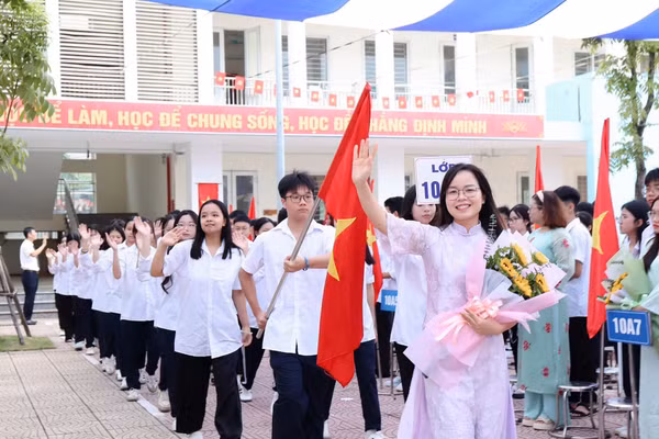 Cô trò lớp 10, Trường THPT Hoài Đức C (Hà Nội) chào đón năm học mới 2026-2027. 