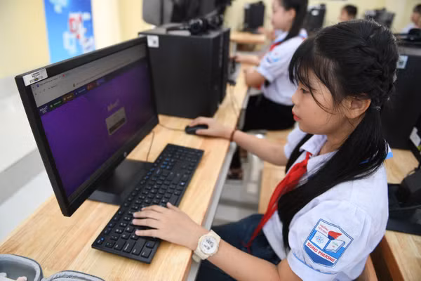 Học sinh Trường Tiểu học Sơn Đồng (xã Sơn Đồng, Hà Nội) trong giờ Tin học. Ảnh: Đình Tuệ.