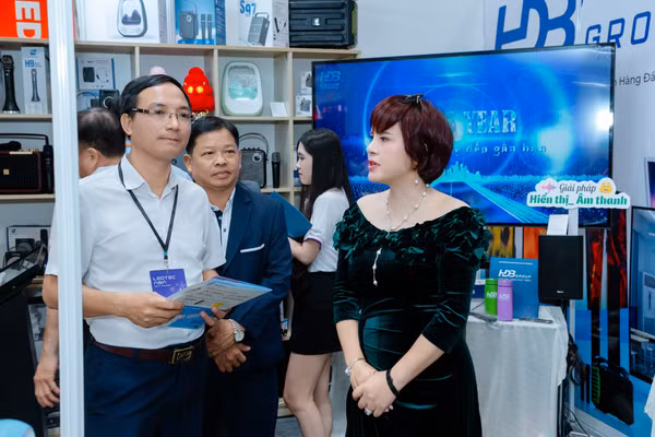 Đại diện Công ty HĐB Hà Nội giới thiệu tới khách hàng những điểm nổi bật của các dòng sản phẩm của mình.