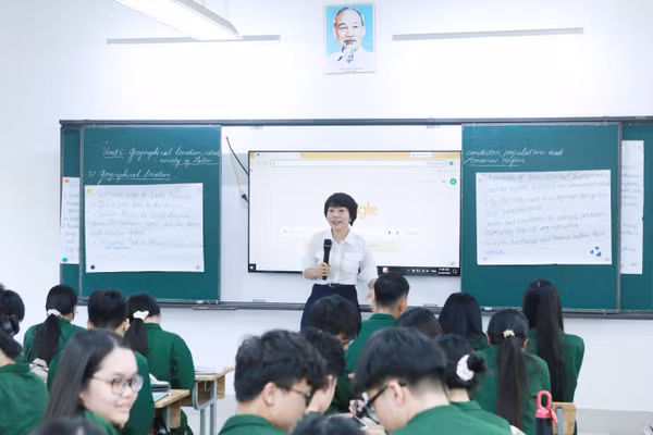 Giáo viên Trường THPT Hoàng Văn Thụ, Hà Nội dạy Địa lí bằng tiếng Anh. Ảnh: Đình Tuệ. 