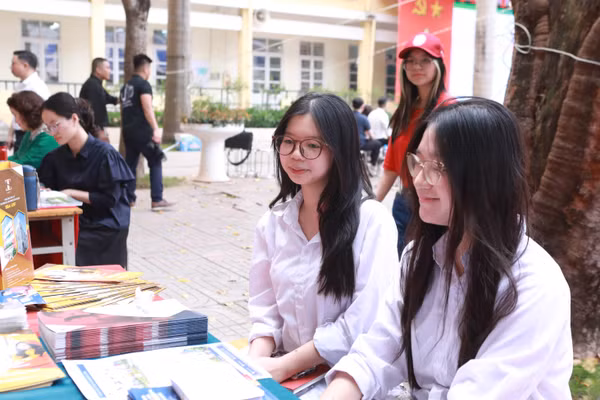 Học sinh lớp 12 Trường THPT Yên Hòa tại ngày hội tư vấn hướng nghiệp năm 2026. 