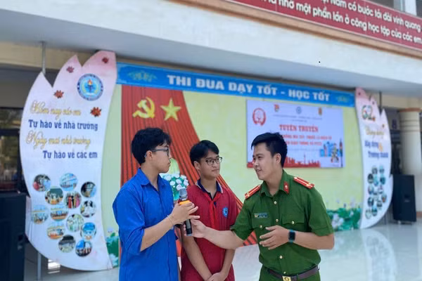 Học sinh Trường THCS Đỗ Ngọc Du (Đại Thanh, Hà Nội) tìm hiểu về tác hại của khói thuốc lá.
