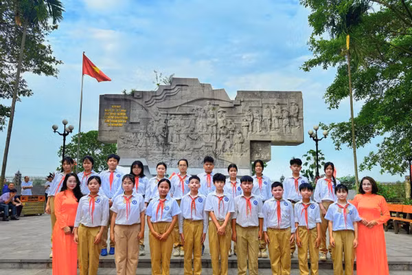 Cô và trò Trường THCS Đỗ Ngọc Du (Đại Thanh, Hà Nội) tại buổi học tập trải nghiệm trên cánh đồng quê hương. 