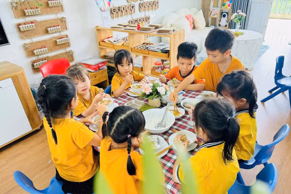 Khi mỗi khay cơm của trẻ được giám sát bằng sự minh bạch