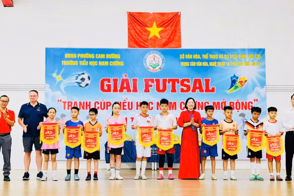 Ban tổ chức trao cờ luân lưu cho đại diện các đội bóng tham gia giải
