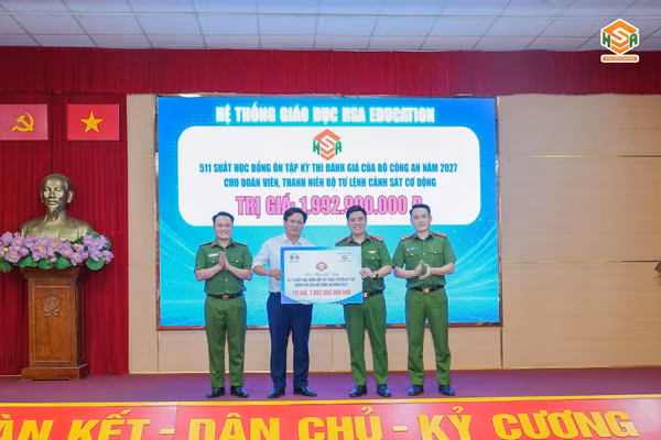 Đại diện HSA Education trao học bổng với tổng trị giá gần 2 tỷ đồng cho Bộ Tư lệnh Cảnh sát cơ động.