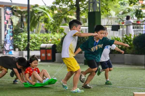 Các em nhỏ được tham gia nhiều trò chơi vận động thể chất bổ ích tại trại hè. 