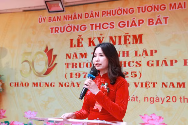 Nhà giáo ưu tú Đỗ Thu Hà phát biểu tại buổi lễ. 