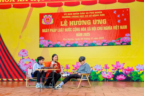 Học sinh Trường THCS Đông Sơn (Phú Nghĩa, Hà Nội) đóng tiểu phẩm tuyên truyền pháp luật.