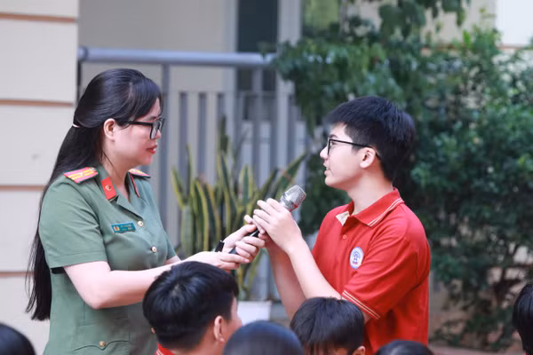Học sinh trả lời câu hỏi của diễn giả liên quan đến phòng chống bạo lực học đường. Ảnh: Đình Tuệ.
