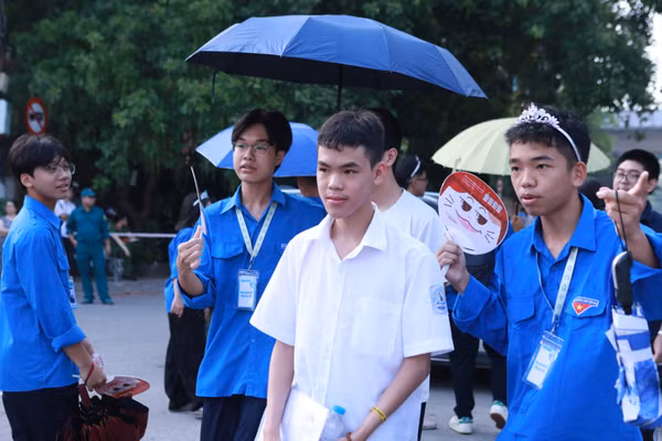 Thí sinh dự thi tại Trường THPT chuyên Nguyễn Huệ sáng 1/6. Ảnh: Đình Tuệ.