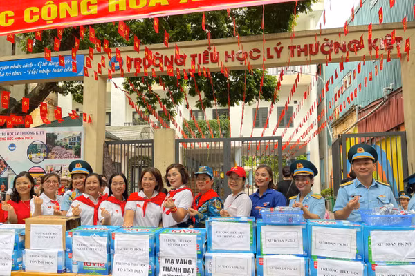 Những chai nước lọc miễn phí được phát cho người dân tại cổng Trường Tiểu học Lý Thường Kiệt khi tham gia đại lễ A80. 