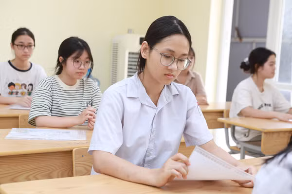 Thí sinh dự thi vào lớp 10 năm 2026 tại điểm thi Trường THCS Phùng Hưng, phường Sơn Tây, Hà Nội. Ảnh: Đình Tuệ.