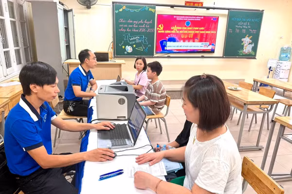Giáo viên trực hỗ trợ tuyển sinh vào lớp 6 tại Trường THCS Chương Dương, phường Hồng Hà, Hà Nội. 