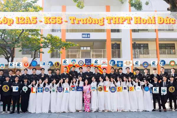 Tập thể lớp 12A5, Trường THPT Hoài Đức A, Hà Nội với thành tích ấn tượng mùa tuyển sinh năm 2026.