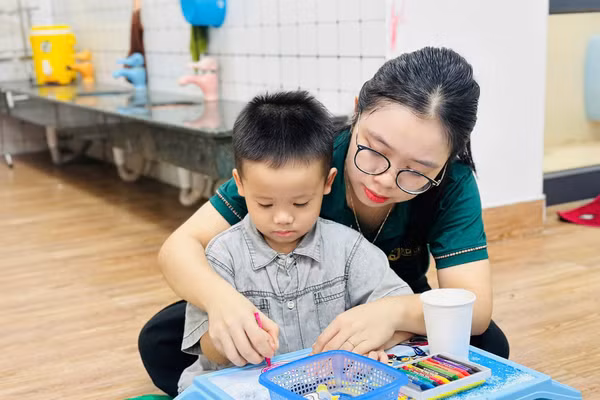Cô và trẻ tại Trường Mầm non Tuổi Thần Tiên (Thanh Hóa). Ảnh: NTCC.