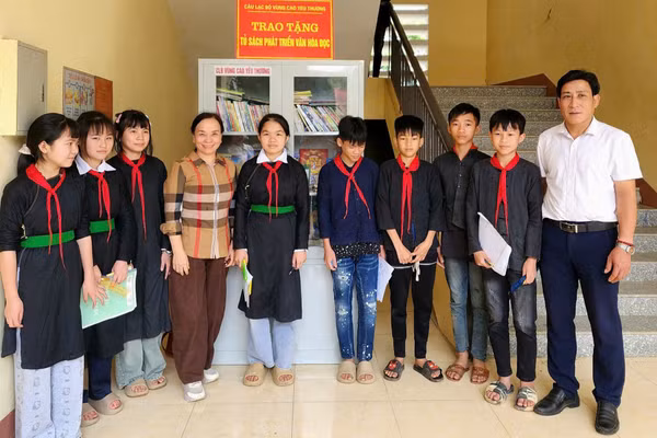 Lãnh đạo Trường THPT Việt Đức (Hà Nội) cùng các em học sinh vùng cao. 