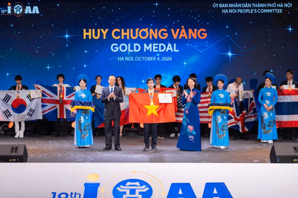 Thứ trưởng Thường trực Phạm Ngọc Thưởng và Phó Chủ tịch UBND TP Hà Nội Vũ Thu Hà trao Huy chương Vàng cho học sinh Việt Nam.
