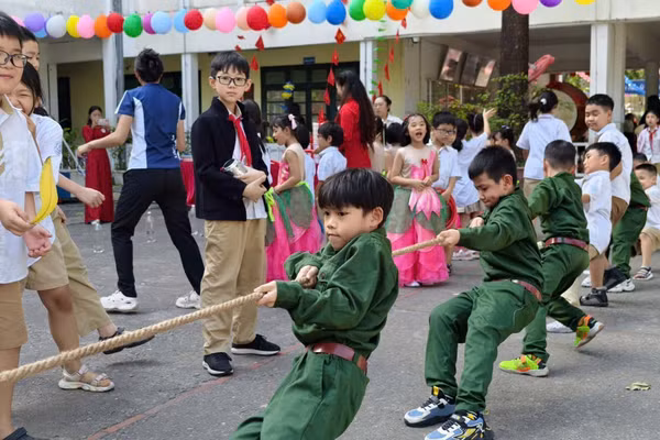 Trẻ tham gia chơi kéo co tại Ngày hội kết nối ở Trường Tiểu học - THCS - THPT Khương Hạ.