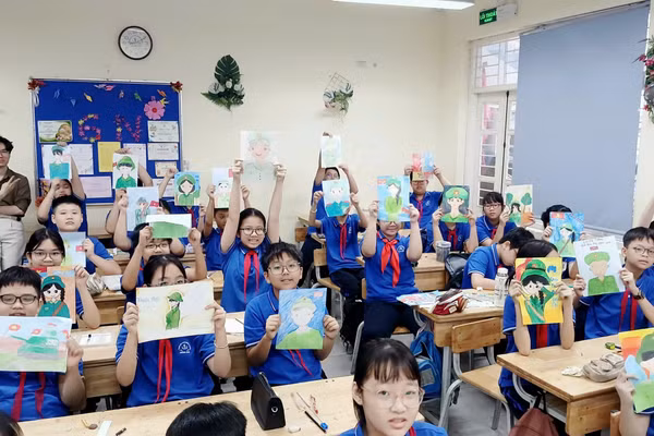 Học sinh thi vẽ tranh về chủ đề Chiến thắng Điện Biên Phủ. 