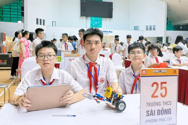 Học sinh Trường THCS Sài Đồng trong một cuộc thi về STEM. Ảnh: NTCC.