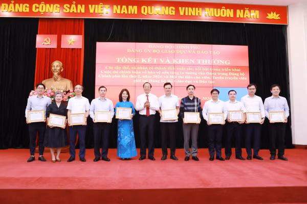 Nhà báo Dương Thanh Hương (thứ 2 từ trái sang) - Phó Bí thư Đảng ủy Báo Giáo dục và Thời đại nhận Giấy khen của Đảng ủy Bộ Giáo dục và Đào tạo. 