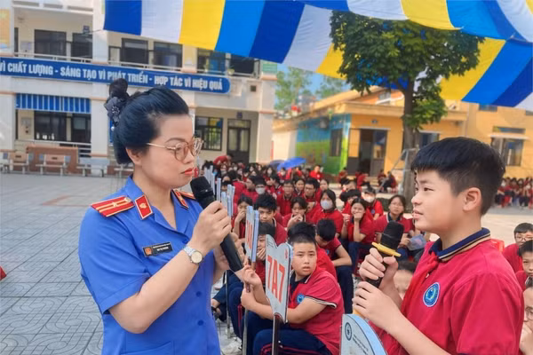 Cán bộ kiểm sát viên trao đổi với học sinh Trường THCS Đỗ Ngọc Du về tác hại của thuốc lá điện tử.
