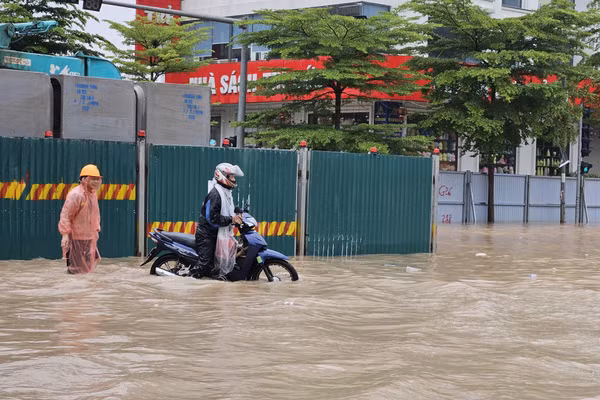 Ngày 17/9, nhiều tuyến đường tại Hà Nội bị ngập sâu do mưa lớn kéo dài. Ảnh: Đình Tuệ.