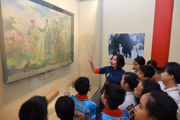Các em học sinh được trải nghiệm tại Bảo tàng Lịch sử Quốc gia với nhiều bài học vô cùng ý nghĩa.
